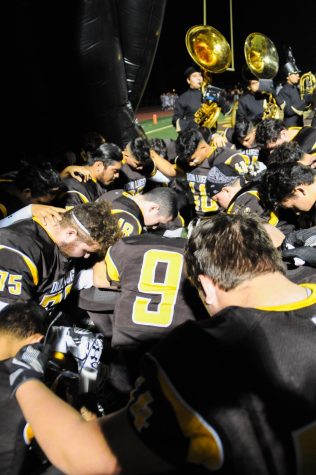 Conquistadores Take a Knee Before The Biggest Game In 38 Years