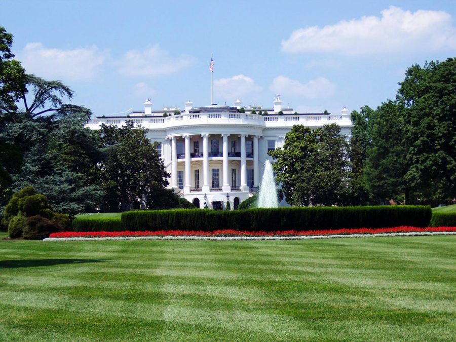 Photo of the lawn that sits in front of the White House: residency of the president. 