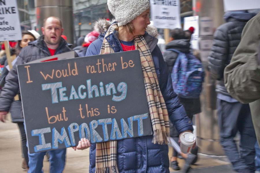Teachers protesting in Chicago. Charles Edward Miller from Chicago, United States, CC BY-SA 2.0 , via Wikimedia Commons