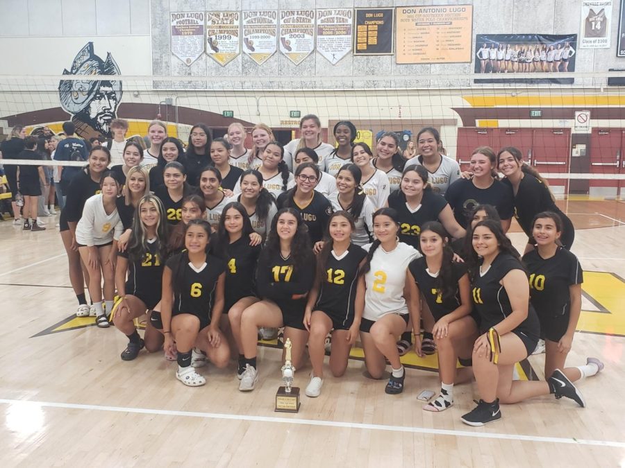 A picture of the Don Lugo 2022 girls volleyball team after a game. 